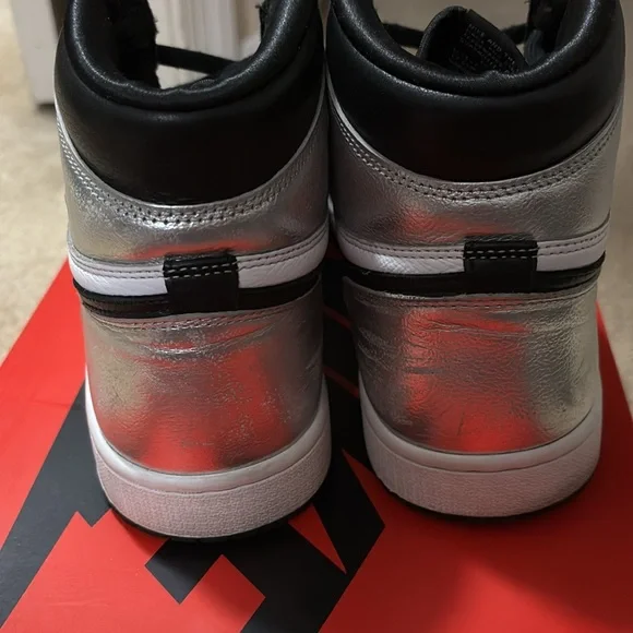 Nike Air Jordan 1 High OG in Red and Black womens - Picture 5 of 8